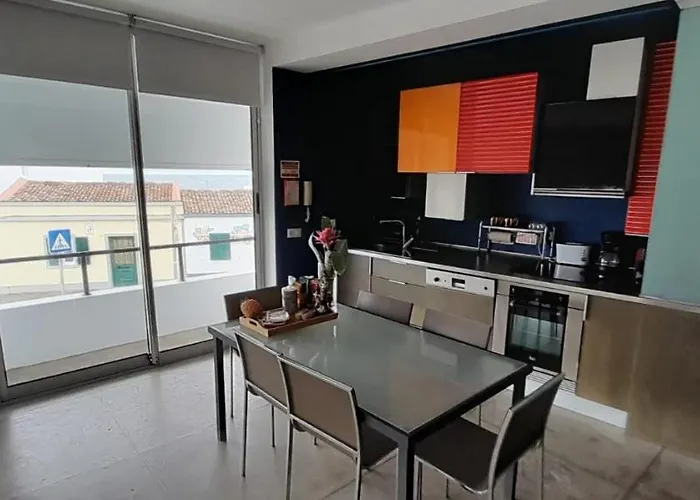 Stunning 2 Double Bedroom Designer House. 蓬塔德尔加达